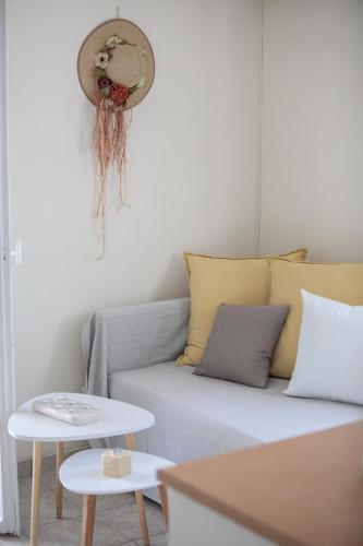 Ruang duduk di Salty Apartments Sea View Naxos