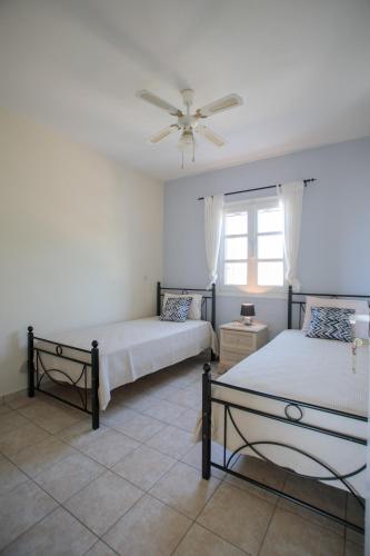 Katil atau katil-katil dalam bilik di Salty Apartments Sea View Naxos