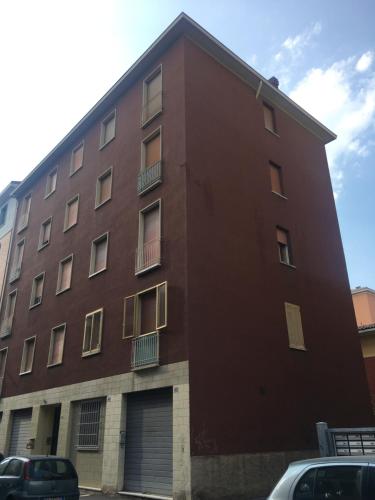 un edificio de ladrillo rojo con ventanas y garaje en Casa Bologna Fiera, en Bolonia