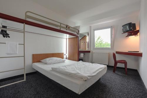 - une chambre avec des lits superposés et un bureau dans l'établissement bon marché hôtel Bochum, à Bochum