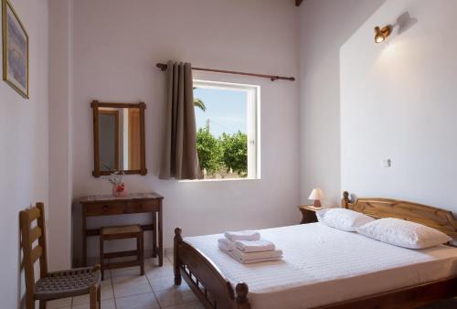 A bed or beds in a room at Ambelakia Studios