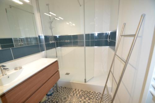 une salle de bain avec une douche, un lavabo et une baignoire dans l'établissement Appartement Saint-Nicolas, à La Rochelle