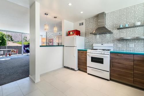 Una cocina o zona de cocina en The Twist Palm Springs