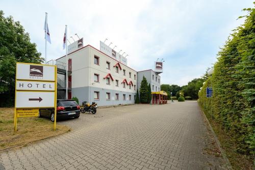 ein Hotel mit einem Schild davor in der Unterkunft bon marché hôtel Bochum in Bochum