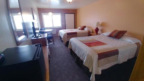 Katil atau katil-katil dalam bilik di Blue Pine Motel