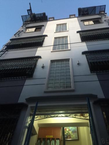 een hoog wit gebouw met veel ramen erop bij Las Pinas Serviced Apartment in Manilla