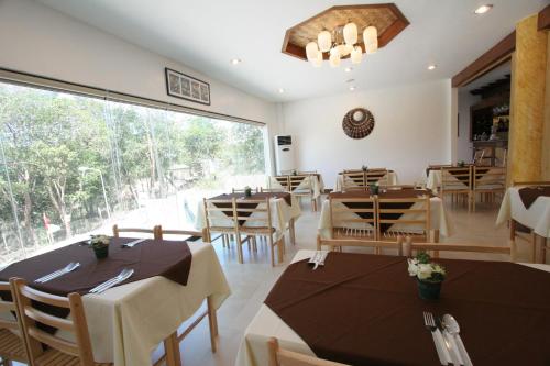Coron Hilltop View Resort tesisinde bir restoran veya yemek mekanı