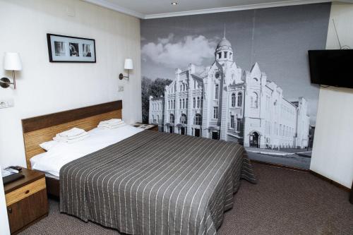 Tempat tidur dalam kamar di Hotel Na starom meste