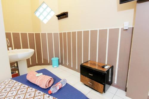 Postel nebo postele na pokoji v ubytování Monica Hotel Yogyakarta
