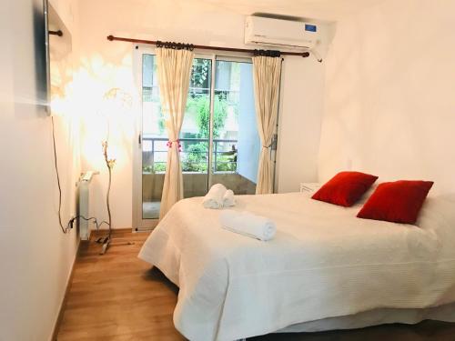 サルタにあるAires Verdes de Salta 2のベッドルーム1室(赤い枕のベッド1台、窓付)