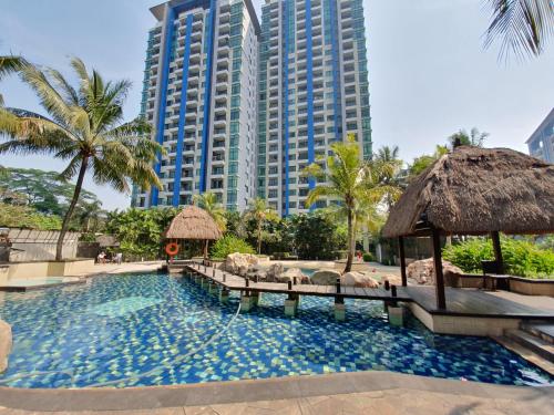 uma piscina em frente a um edifício alto em Devmoon apartment - A Big & beautiful unit in the South of Jakarta em Jacarta