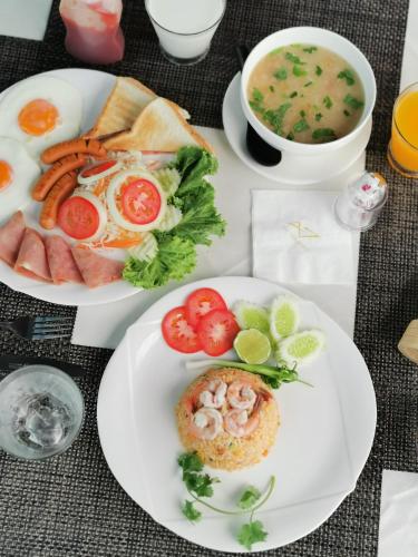 een tafel met twee borden eten en een kop soep bij De VeraNiO Resort in Ban Mai Rut