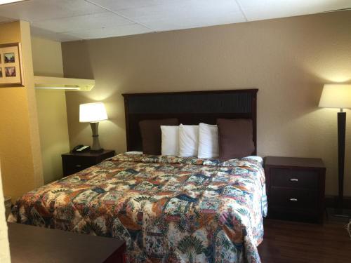 Postel nebo postele na pokoji v ubytování Americas Best Value Inn Stone Mountain Atlanta E