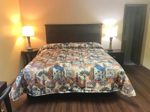 Postel nebo postele na pokoji v ubytování Americas Best Value Inn Stone Mountain Atlanta E