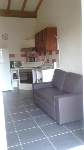 un salon avec un canapé et une cuisine dans l'établissement Casapiana 08, à Porto-Vecchio