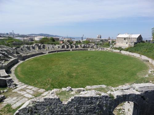 un anfiteatro en las ruinas de un edificio en Apartment Ivan, en Split