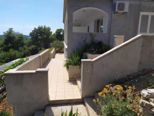 Κήπος έξω από το Apartments Surjan