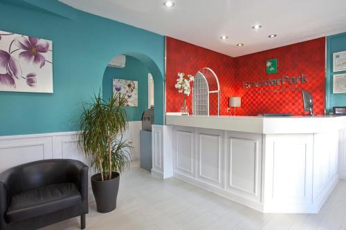 una sala de espera con una silla y un mostrador en Apartamentos Ecuador Park, en Torremolinos