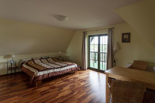 Cama ou camas em um quarto em Apartamenty Lubiewo