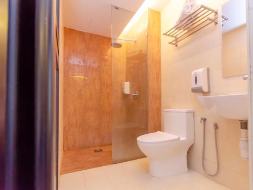 a bathroom with a toilet and a shower at Super OYO 1214 Oro Hotel in Kluang