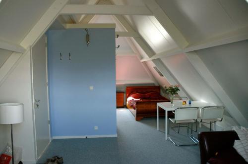 una habitación con una mesa y una habitación con una cama en Amsterdam Farmland, en Ámsterdam