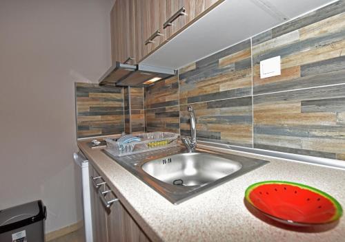 Kuchyň nebo kuchyňský kout v ubytování Alexandros SeaView Suites