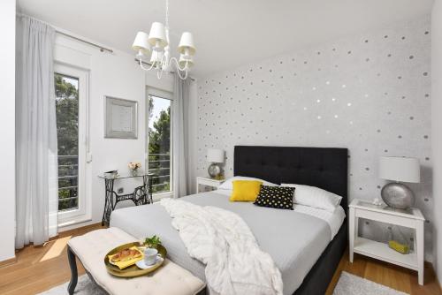 Ένα ή περισσότερα κρεβάτια σε δωμάτιο στο Villa Mirta ZadarVillas