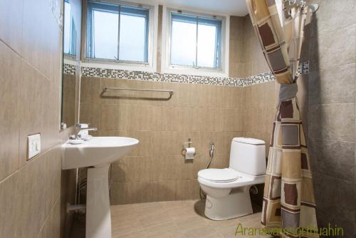 Kupatilo u objektu Aranava Resort Huahin