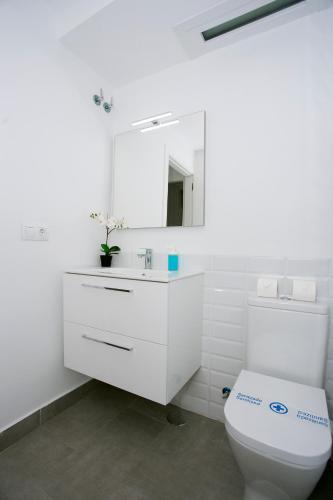 Et badeværelse på MONKÓ - MANGO & TROPYCAL APARTMENT o