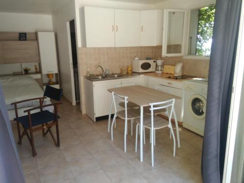 une cuisine avec une table et des chaises et une cuisine avec un évier dans l'établissement d17 studio pietra, à Mucchio