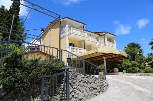 VILLA ANA LOVRAN apartments & rooms