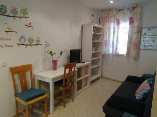 カディスにあるCádiz Apartamento Mentidero Plazaのデスク、テーブル、椅子が備わる客室です。