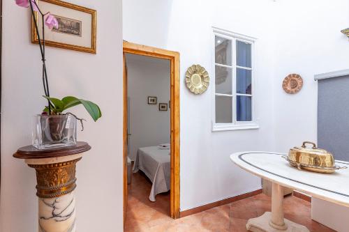 Pokój ze stołem i lustrem w obiekcie CASA DE LA LUZ -Elegante Casco Antiguo 5-Hab w Sewilli