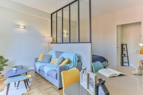 un salon avec un canapé bleu et des chaises dans l'établissement Maison Bianchi - 45 Berlioz, à Nice