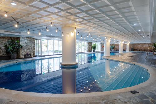 a swimming pool in a hotel with a ceiling at Kensington Hotel Pyeongchang in Pyeongchang