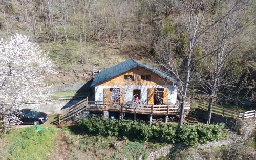 an overhead view of a log cabin with a car parked in front at Le Chalet de Larcat in Larcat