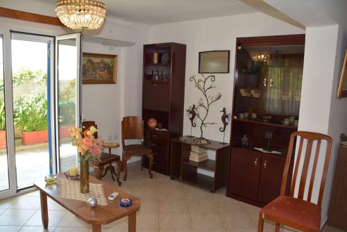 een woonkamer met een tafel en een eetkamer bij Traditional summer house in Marmari in Marmarion