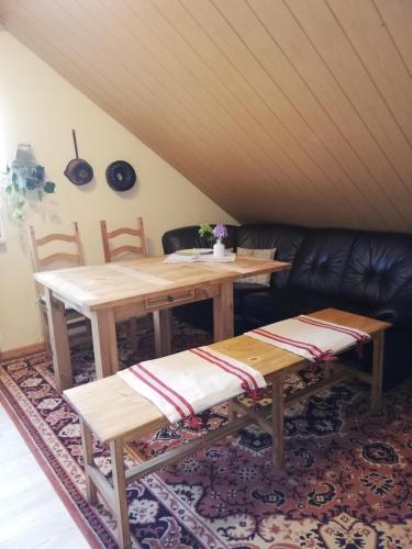 a living room with a table and a couch at Ruhe geniessen bei Kulbes in Doberschütz