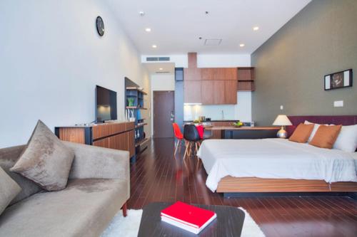 Postel nebo postele na pokoji v ubytování Lancaster Hanoi Service Apartment