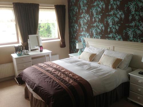 Beverley Inn & Hotel tesisinde bir odada yatak veya yataklar