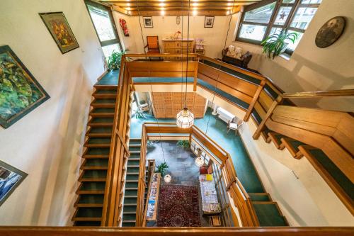 einen Blick über ein Wohnzimmer mit einer Treppe in der Unterkunft Ortners Mauerwirt Zirbenapartments in Bad Kleinkirchheim