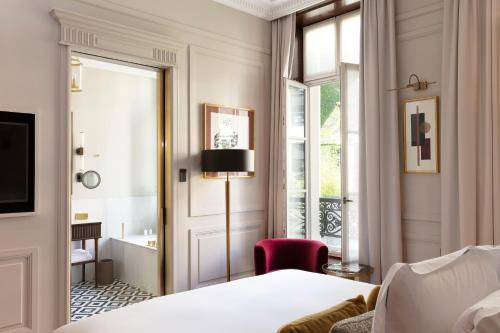 Un pat sau paturi într-o cameră la Les Jardins du Faubourg Hotel & Spa by Shiseido