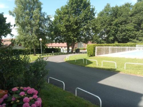 una carretera sinuosa con un parque de patinaje y una piscina en Park de Vincennes en Pau