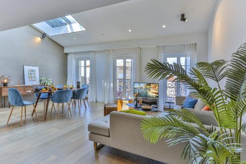 un salon avec un canapé et une table dans l'établissement Maison Bianchi - 22 Jean Medecin, à Nice