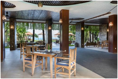 En restaurant eller et andet spisested på d'Nusa Beach Club and Resort