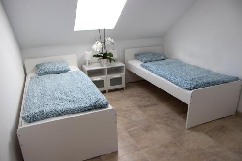 En eller flere senger på et rom på Apartmán U Fuxů