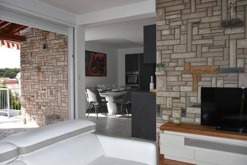 Apartment with heated pool, Villa Regina