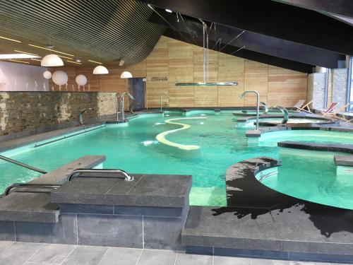 LOFT B64 في ليز أنغلز: مسبح كبير بمياه خضراء في مبنى