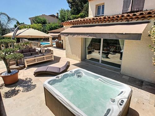 Gallery image of 3 Bedrooms Villa near Cannes - Pool & Jacuzzi - Sea View in Mandelieu-la-Napoule
