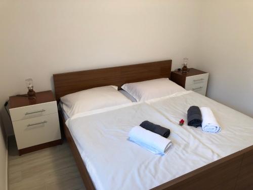 a bedroom with a bed with two towels on it at Villa Maria in Šilo